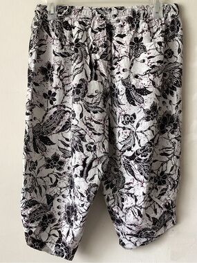Kin Women's Black & White Floral Capris